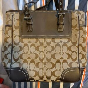 BEAUTIFUL AUTHENTIC COACH SIGNATURE HANDBAG /LUNCH TOTE